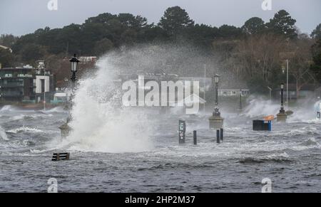 Poole, Royaume-Uni. 18th févr. 2022. Storm Eunice bat la côte et force la fermeture des routes à travers Dorset, y compris le chemin Shore à Sandbanks, Poole. Credit: Richard Crease/Alay Live News Banque D'Images