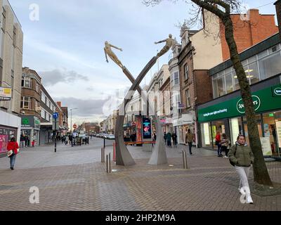 Francis Crick Statue for DNA in Abington Street Northampton Town Centre UK statue New Famous Specsavers signe signes principal chemin historique de rue Banque D'Images