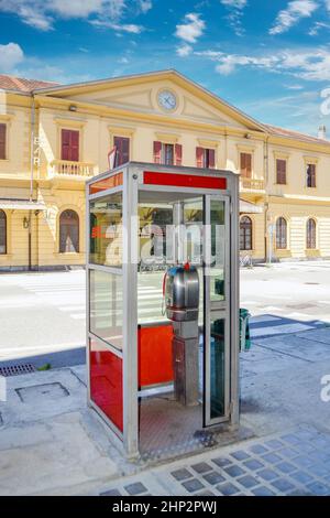 Fossano, Cuneo, Italie - 16 juillet 2016 : boîte téléphonique Telecom Italia (TIM). Cabine téléphonique en face de l'ancien bâtiment de la gare Banque D'Images
