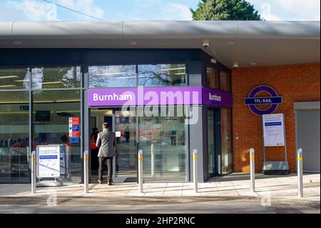 Burnham, Slough, Berkshire, Royaume-Uni. 17th février 2022. Transport pour Londres signes à la station Burnham en préparation pour Crossrail maintenant connu sous le nom de la ligne Elizabeth. Une nouvelle billetterie a également été construite à l'extérieur de la gare, très proche de Slough Trading Estate. Crédit : Maureen McLean/Alay Banque D'Images