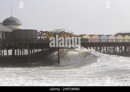 Hastings, East Sussex, Royaume-Uni. 18 févr. 2022. Météo au Royaume-Uni : une alerte rouge de vent a été émise pour la côte sud-est. Crédit photo : Paul Lawrenson /Alay Live News Banque D'Images