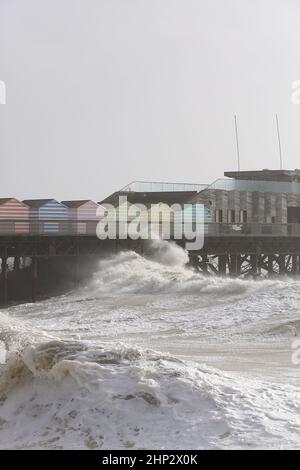 Hastings, East Sussex, Royaume-Uni. 18 févr. 2022. Météo au Royaume-Uni : une alerte rouge de vent a été émise pour la côte sud-est. Crédit photo : Paul Lawrenson /Alay Live News Banque D'Images