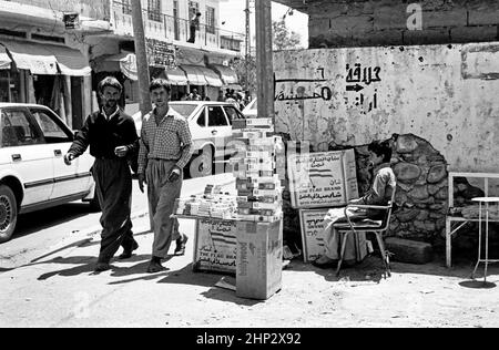 Zakho, nord de l'Irak, Kurdistan. Juillet 1992. Un garçon est assis dans une cabine vendant du tabac et des cigarettes dans les rues de la ville, près de la frontière avec la Turquie. Banque D'Images