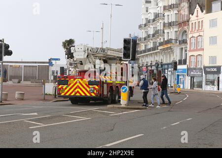 Hastings, East Sussex, Royaume-Uni. 18 févr. 2022. Météo au Royaume-Uni : une alerte rouge de vent a été émise pour la côte sud-est. Crédit photo : Paul Lawrenson /Alay Live News Banque D'Images