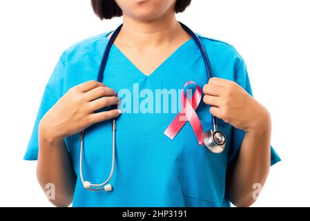 Femme infirmière en uniforme de clinique avec le soutien de la sensibilisation au VIH SIDA ruban rouge sur la poitrine en studio tir isolé sur fond blanc, soins de santé et Banque D'Images