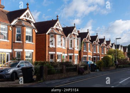 Maisons individuelles dans le village de Brookwood, Surrey, Angleterre, Royaume-Uni. Banque D'Images