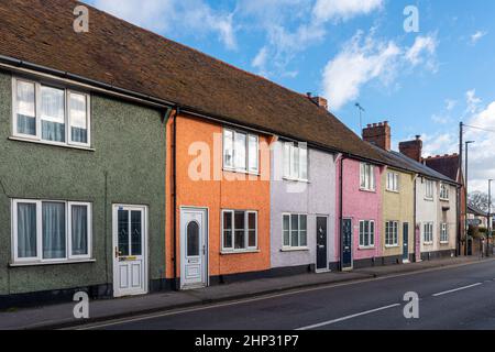 Vieux village de Woking, maisons en terrasse colorées peintes sur High Street, Surrey, Angleterre, Royaume-Uni Banque D'Images