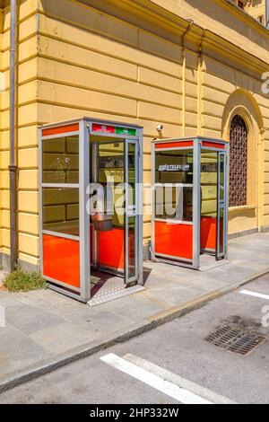 Fossano, Cuneo, Italie - 16 juillet 2016 : boîtes téléphoniques Telecom Italia (TIM). Cabines téléphoniques à proximité de l'ancien bâtiment de la gare Banque D'Images