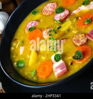 Soupe rustique aux petits pois avec bacon et saucisses Banque D'Images