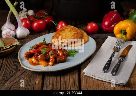 Goulash hongrois d'origine avec crêpes à la pomme de terre Banque D'Images