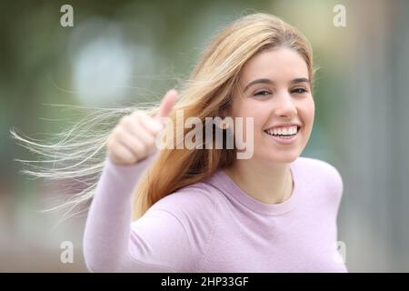 Bonne adolescence en faisant des gestes à l'appareil photo dans la rue Banque D'Images