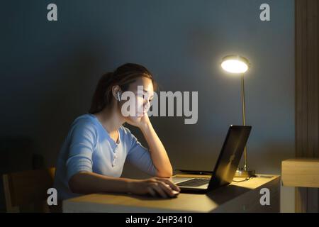 Une femme d'affaires asiatique insiste avec le plan d'affaires de projet sur ordinateur portable ou ordinateur portable au bureau à domicile la nuit. L'épuisement professionnel des Asiatiques Banque D'Images