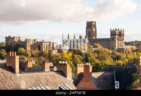 Le château et la cathédrale de Durham vus au-dessus des toits en automne, Durham City, Co. Durham, Angleterre, Royaume-Uni Banque D'Images