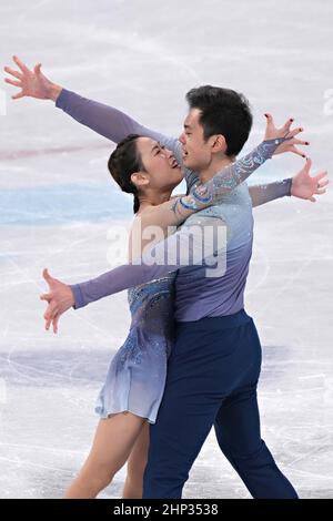 Pékin, Chine. 18th févr. 2022. Cheng Peng et Yang Jin, de Chine, se jouent dans le cadre du programme de patinage de la figurine pair dans le stade intérieur de la capitale, aux Jeux olympiques d'hiver de Beijing 2022, le vendredi 18 février 2022. Photo de Richard Ellis/UPI crédit: UPI/Alay Live News Banque D'Images