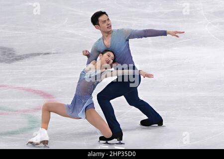 Pékin, Chine. 18th févr. 2022. Cheng Peng et Yang Jin, de Chine, se jouent dans le cadre du programme de patinage de la figurine pair dans le stade intérieur de la capitale, aux Jeux olympiques d'hiver de Beijing 2022, le vendredi 18 février 2022. Photo de Richard Ellis/UPI crédit: UPI/Alay Live News Banque D'Images