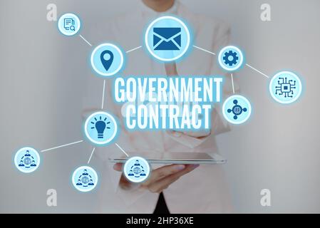 Affichage conceptuel Gouvernement Contrat, mot écrit sur le processus d'accord pour vendre des services à l'Administration Lady Holding Tablet appuyant sur Virtu Banque D'Images