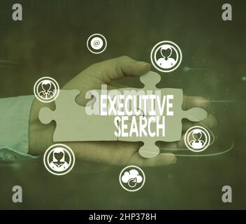 Signature manuscrite recherche exécutive, Conceptual photo recrutement des organisations de service payer pour rechercher des candidats main tenant Jigsaw Puzzle Piece Unlocki Banque D'Images