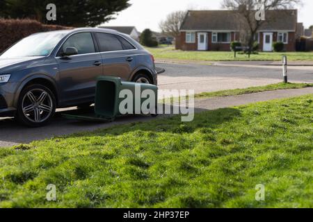 wheely bin a explosé causé par Storm Eunice en février 2022 dans le sud de l'Angleterre Banque D'Images