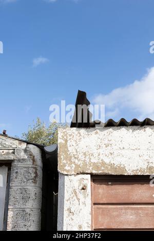 Le toit du garage est soulevé en février 2022 par Storm Eunice dans le sud de l'Angleterre Banque D'Images