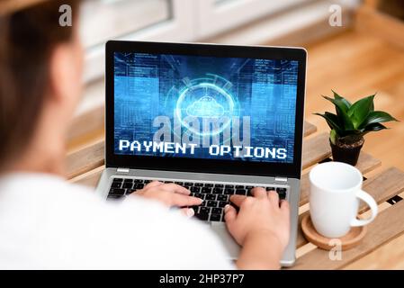 Inspiration montrant des options de paiement de signe, Business présenter la manière de choisir pour compenser le vendeur d'une femme de service tapant sur le PC portable à côté de Coff Banque D'Images