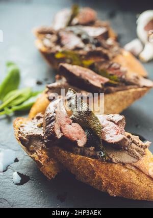 Crostinis de foie de poulet avec sauge servi sur une dalle d'ardoise noire Banque D'Images