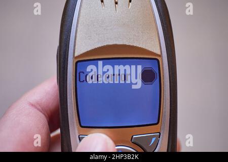 Budapest, Hongrie - Circa 2020: Téléphone portable classique Nokia 6310i, saisie d'un code PIN erroné, écran monochrome affichant un message d'erreur de code Banque D'Images