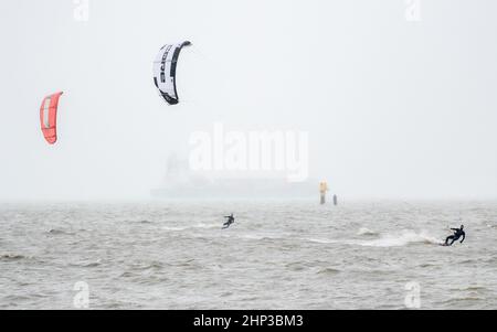Schillig, Allemagne. 18th févr. 2022. Plusieurs kitesurfers sont sur la mer du Nord par temps orageux. Après une courte hauteur intermédiaire, l'ouragan 'Zeynep' devrait traverser la Basse-Saxe depuis l'ouest au cours de la journée. Credit: Hauke-Christian Dittrich/dpa/Alay Live News Banque D'Images