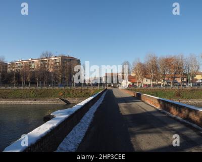 Bâtiment à l'ouverture de la voie navigable artificielle Canale Cavour, construite vers 1866 à Chivasso, en Italie Banque D'Images