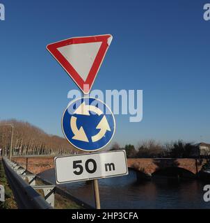Panneaux de signalisation, signalisation routière et rond-point Banque D'Images