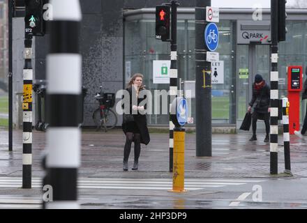 Amsterdam, pays-Bas. 18th févr. 2022. Les gens luttent contre les vents violents dans la rue le 18 février 2022 à Amsterdam, pays-Bas. Le bureau météorologique néerlandais de KNMI a émis un code rouge d'avertissement météorologique pour la côte et l'orange pour le reste du pays, les transports publics, les services de trains internationaux et plus de 165 vols à partir de l'aéroport de Schiphol ont été annulés à partir de 2pm. (Photo de Paulo Amorim/Sipa USA) Credit: SIPA USA/Alay Live News Banque D'Images