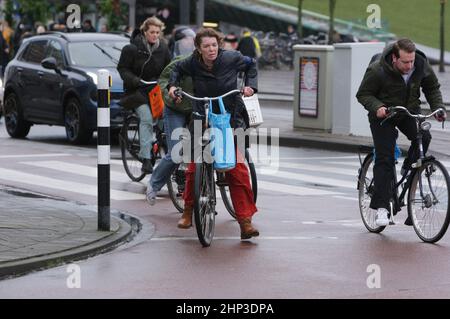 Amsterdam, pays-Bas. 18th févr. 2022. Les cyclistes se battent contre les vents violents dans la rue le 18 février 2022 à Amsterdam, aux pays-Bas. Le bureau météorologique néerlandais de KNMI a émis un code rouge d'avertissement météorologique pour la côte et l'orange pour le reste du pays, les transports publics, les services de trains internationaux et plus de 165 vols à partir de l'aéroport de Schiphol ont été annulés à partir de 2pm. (Photo de Paulo Amorim/Sipa USA) Credit: SIPA USA/Alay Live News Banque D'Images