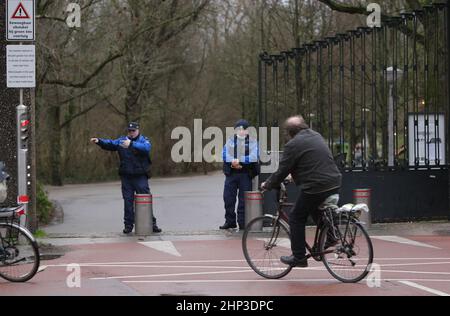 Amsterdam, pays-Bas. 18th févr. 2022. Municipalité le guide de l'application des lois les membres du public devant l'entrée principale du Vondelpark fermé le 18 février 2022 à Amsterdam, pays-Bas. Le bureau météorologique néerlandais de KNMI a émis un code rouge d'avertissement météorologique pour la côte et l'orange pour le reste du pays, les transports publics, les services de trains internationaux et plus de 165 vols à partir de l'aéroport de Schiphol ont été annulés à partir de 2pm. (Photo de Paulo Amorim/Sipa USA) Credit: SIPA USA/Alay Live News Banque D'Images