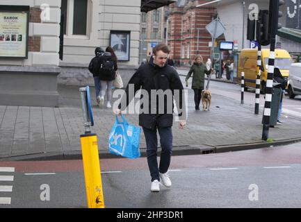 Amsterdam, pays-Bas. 18th févr. 2022. Les gens luttent contre les vents violents dans la rue le 18 février 2022 à Amsterdam, pays-Bas. Le bureau météorologique néerlandais de KNMI a émis un code rouge d'avertissement météorologique pour la côte et l'orange pour le reste du pays, les transports publics, les services de trains internationaux et plus de 165 vols à partir de l'aéroport de Schiphol ont été annulés à partir de 2pm. (Photo de Paulo Amorim/Sipa USA) Credit: SIPA USA/Alay Live News Banque D'Images