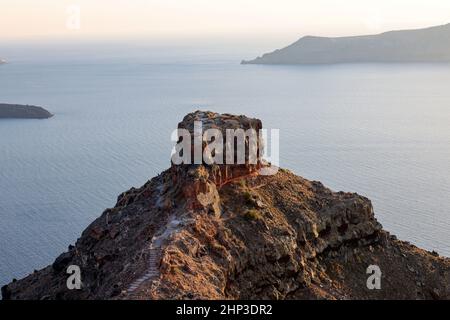 La belle caldeira et la vue sur le rocher de Skaros depuis la terrasse Imerovigli sur Santorini, Grèce Banque D'Images