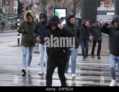 Amsterdam, pays-Bas. 18th févr. 2022. Les gens luttent contre les vents violents traverser la rue le 18 février 2022 à Amsterdam, pays-Bas. Le bureau météorologique néerlandais de KNMI a émis un code rouge d'avertissement météorologique pour la côte et l'orange pour le reste du pays, les transports publics, les services de trains internationaux et plus de 165 vols à partir de l'aéroport de Schiphol ont été annulés à partir de 2pm. (Photo de Paulo Amorim/Sipa USA) Credit: SIPA USA/Alay Live News Banque D'Images