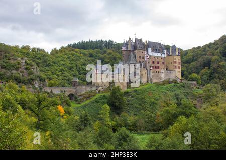 Château d'Eltz - Château gothique situé sur la colline de la vallée de la Moselle, en Allemagne Banque D'Images