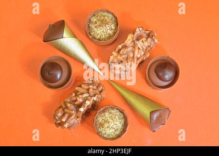 Vue de dessus de plusieurs pralines au chocolat sur fond pastel. Vue de dessus des pralines au chocolat. Pose à plat. Mélange de luxe noir et chocolat au lait tr Banque D'Images