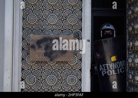 Grèce. 18th févr. 2022. La police anti-émeute garde l'entrée du Bureau général de comptabilité de l'État grec, peu après que les fonctionnaires se soient affrontés avec la police tout en essayant de prendre d'assaut le bâtiment, lors d'une protestation au sujet de l'intention des gouvernements de supprimer des prestations supplémentaires. (Photo par Dimitris Aspiotis/Pacific Press) crédit: Pacific Press Media production Corp./Alay Live News Banque D'Images