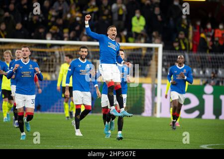 James TAVERNIER applaudit après son but à 0:1, Soccer Europa League, knockout round Playoff, Borussia Dortmund (DO) - Glasgow Rangers (GR) 2: 4, le 17th décembre 2022 à Dortmund/Allemagne . Â Banque D'Images