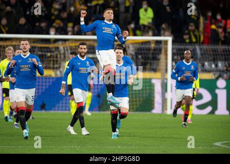 Dortmund, Allemagne. 17th févr. 2022. James TAVERNIER applaudit après son but à 0:1, Soccer Europa League, knockout round Playoff, Borussia Dortmund (DO) - Glasgow Rangers (GR), le 17th décembre 2022 à Dortmund/Allemagne. Â Credit: dpa Picture Alliance/Alamy Live News Banque D'Images