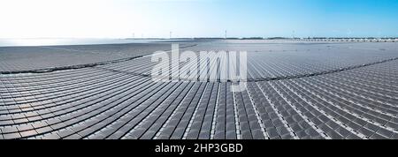 Vue aérienne de la centrale solaire flottante et de la ferme éolienne Banque D'Images