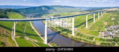 Pont sur le panorama de la Moselle sur la route allemande de Zeltingen Banque D'Images