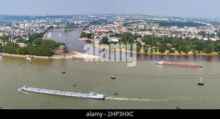 Koblenz Deutsches Eck German Corner Rhin Mosel River panorama avec bateaux et téléphérique en Allemagne Voyage Banque D'Images