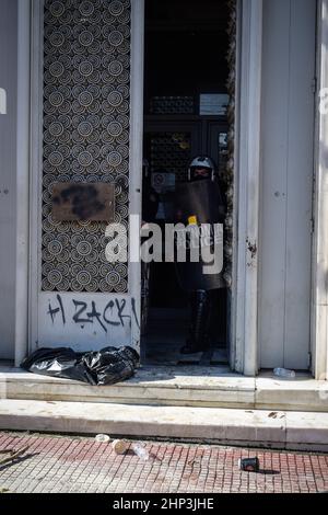 Athènes, Grèce. 18th févr. 2022. La police anti-émeute garde l'entrée du Bureau général de comptabilité de l'État grec, peu après que les fonctionnaires se soient affrontés avec la police tout en essayant de prendre d'assaut le bâtiment, lors d'une protestation au sujet de l'intention des gouvernements de supprimer des prestations supplémentaires. (Credit image: © Dimitris Aspiotis/Pacific Press via ZUMA Press Wire) Banque D'Images