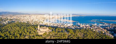 Château Castell de Bellver avec Palma de Majorque et port voyage vacances vacances photo aérienne panorama en Espagne Banque D'Images