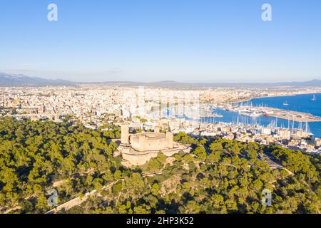 Château Castell de Bellver avec Palma de Mallorca et port voyage vacances vacances vue aérienne photo en Espagne Banque D'Images