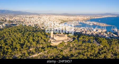 Château Castell de Bellver avec Palma de Majorque et port voyage vacances vacances photo aérienne panorama en Espagne Banque D'Images