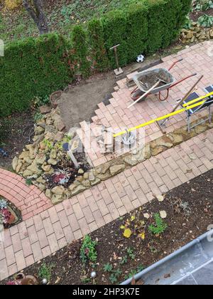 Travailleur posant des roches de la chaussée Banque D'Images