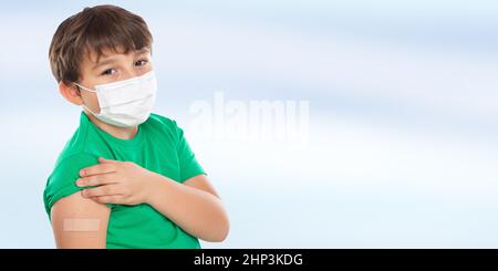 Enfant avec plâtre après la vaccination du coronavirus portant un masque de visage contre le virus Corona COVID-19 Covid copyspace copy space latin Banque D'Images