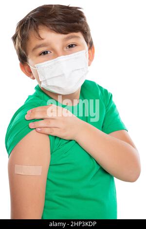 Enfant avec plâtre après la vaccination du coronavirus portant un masque facial contre le virus Corona COVID-19 Covid isolé en format portrait blanc Banque D'Images